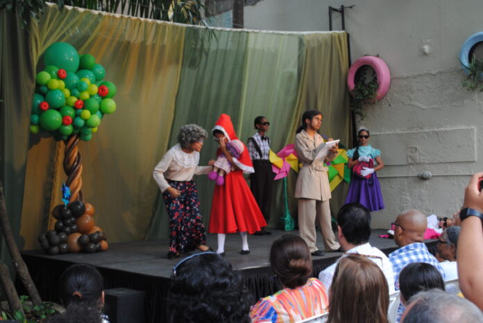 Foto-1.-Alunmos-en-una-escena-de-la-obra-Distrito-Fantasia.-scaled