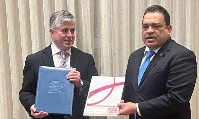 Firmantes convenio en Miami