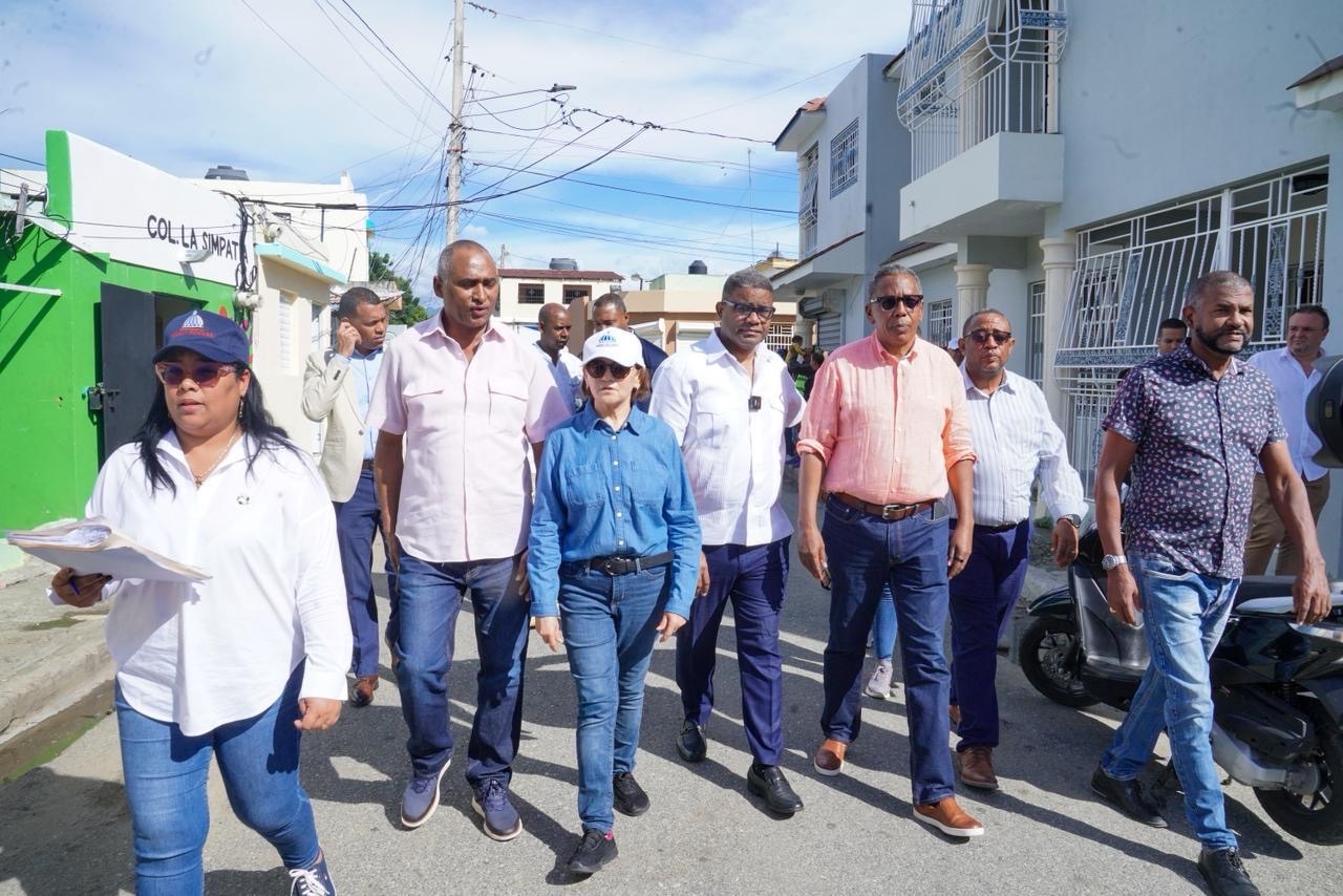 Familias de la Cañada 30 de Mayo y Baní agradecen apoyo del Gobierno tras el huracán Melissa